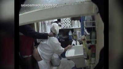 Motoboy жеткирүү ортосунда ресторанда тазалоочу айым менен жыныстык катнашта болгон
